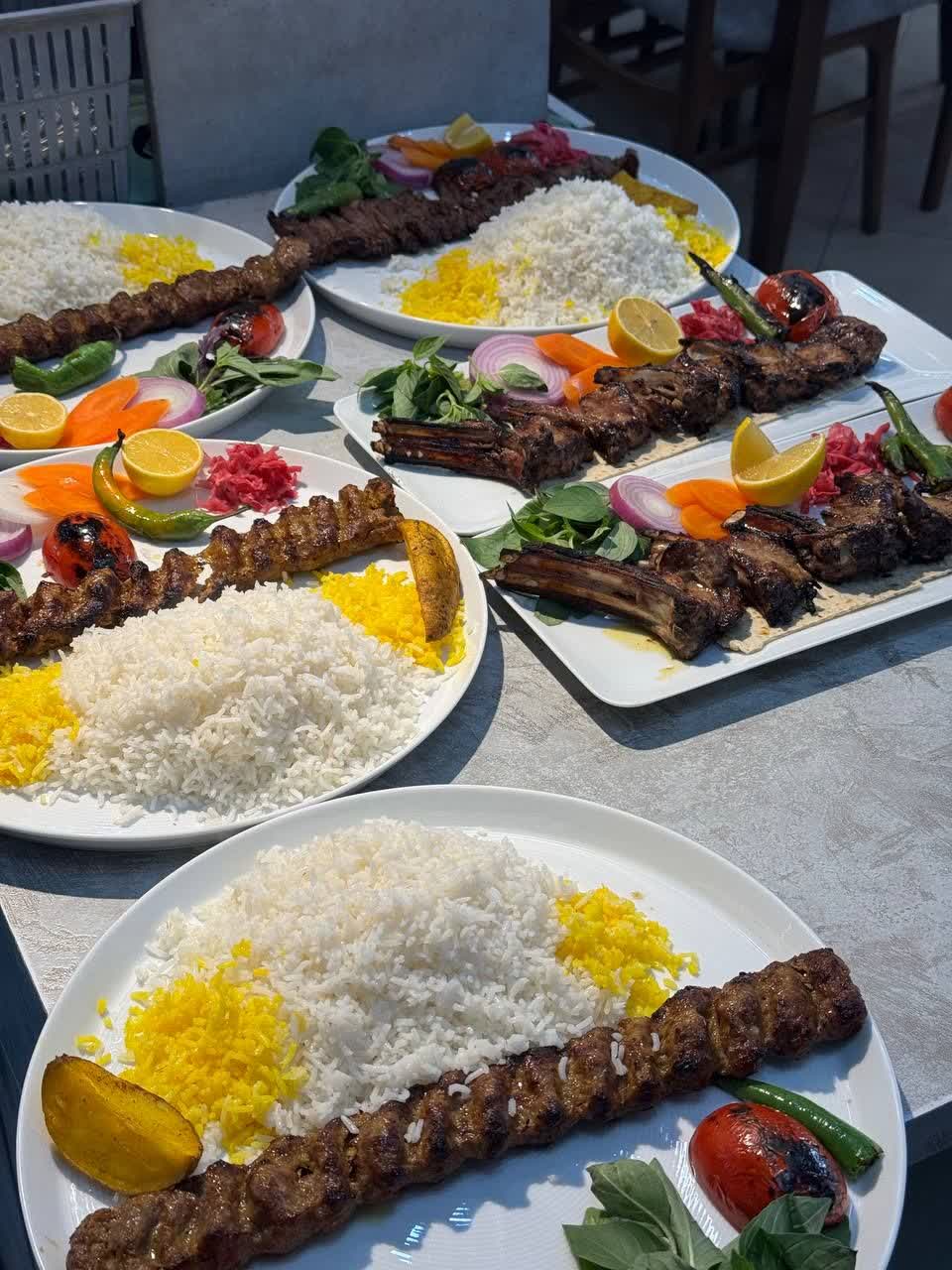 رستوران ایرانی با کباب عالی در بروجن