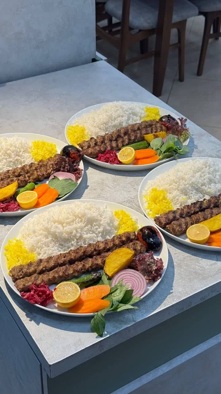 کبابی با برنج ایرانی در بروجن