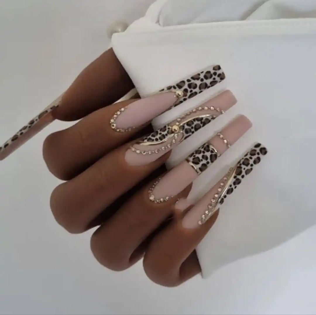کاشت ناخن در اصفهان