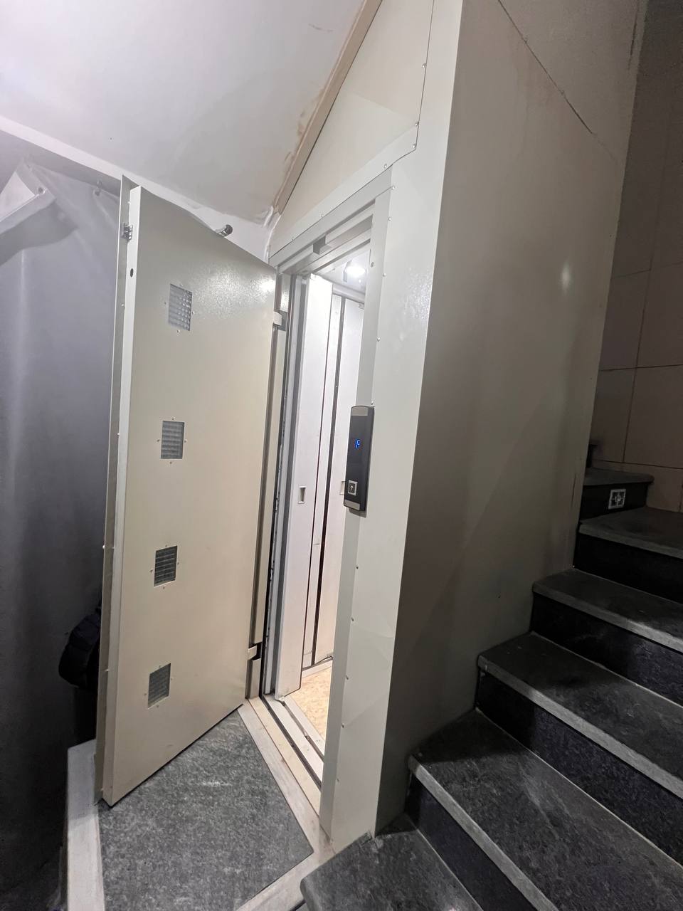 آسانسور بین پله در اصفهان