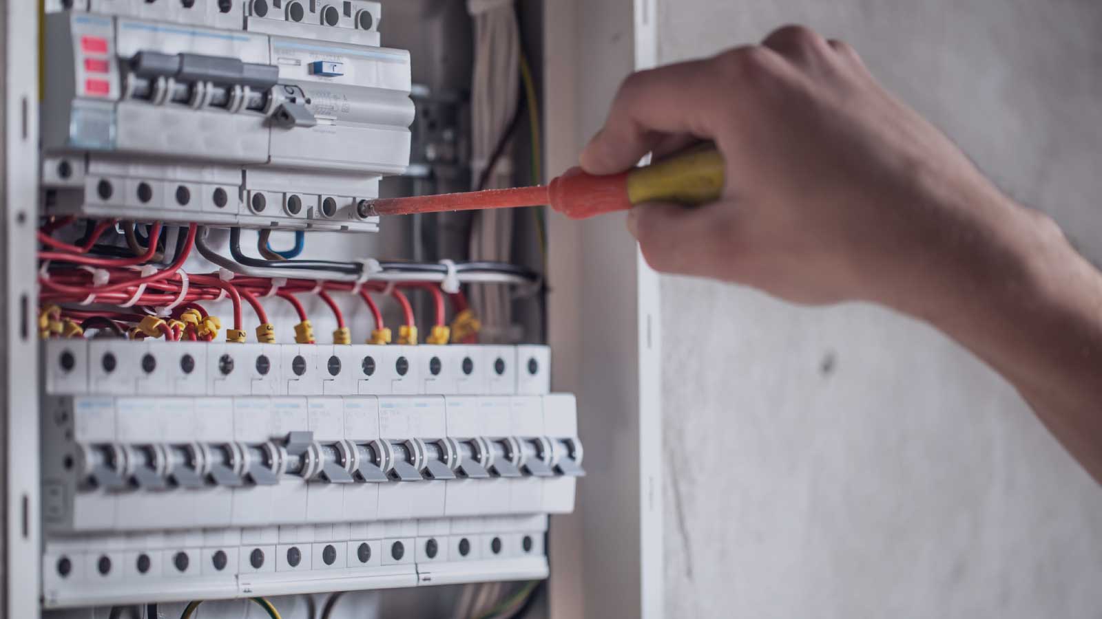 برقکار شبانه روزی اصفهان&nbsp;