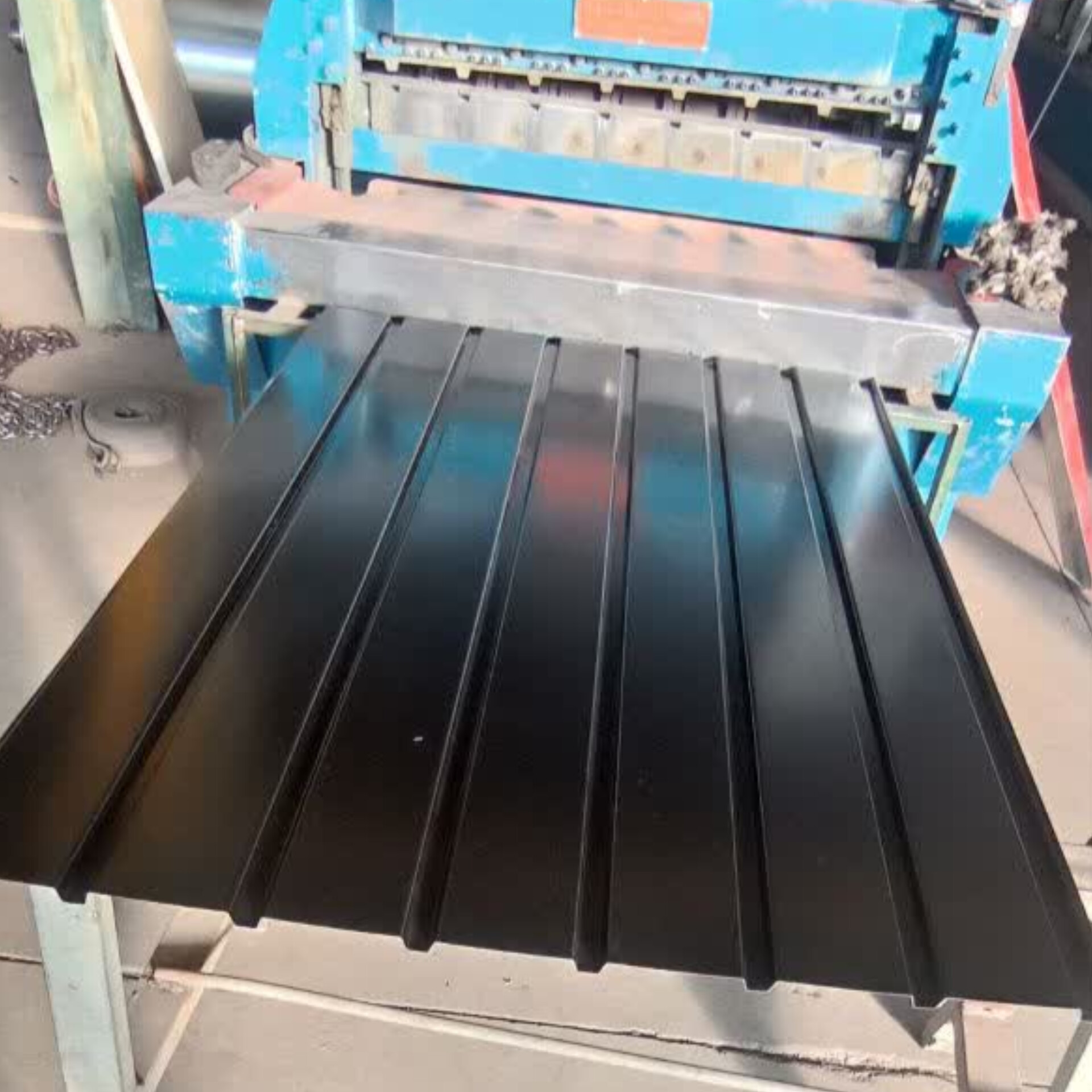 نصب و پوشش سقف و نمای سوله&nbsp;