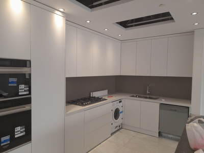 نمونه اجرای کابینت هایگلاس سفید مدرن در کرج