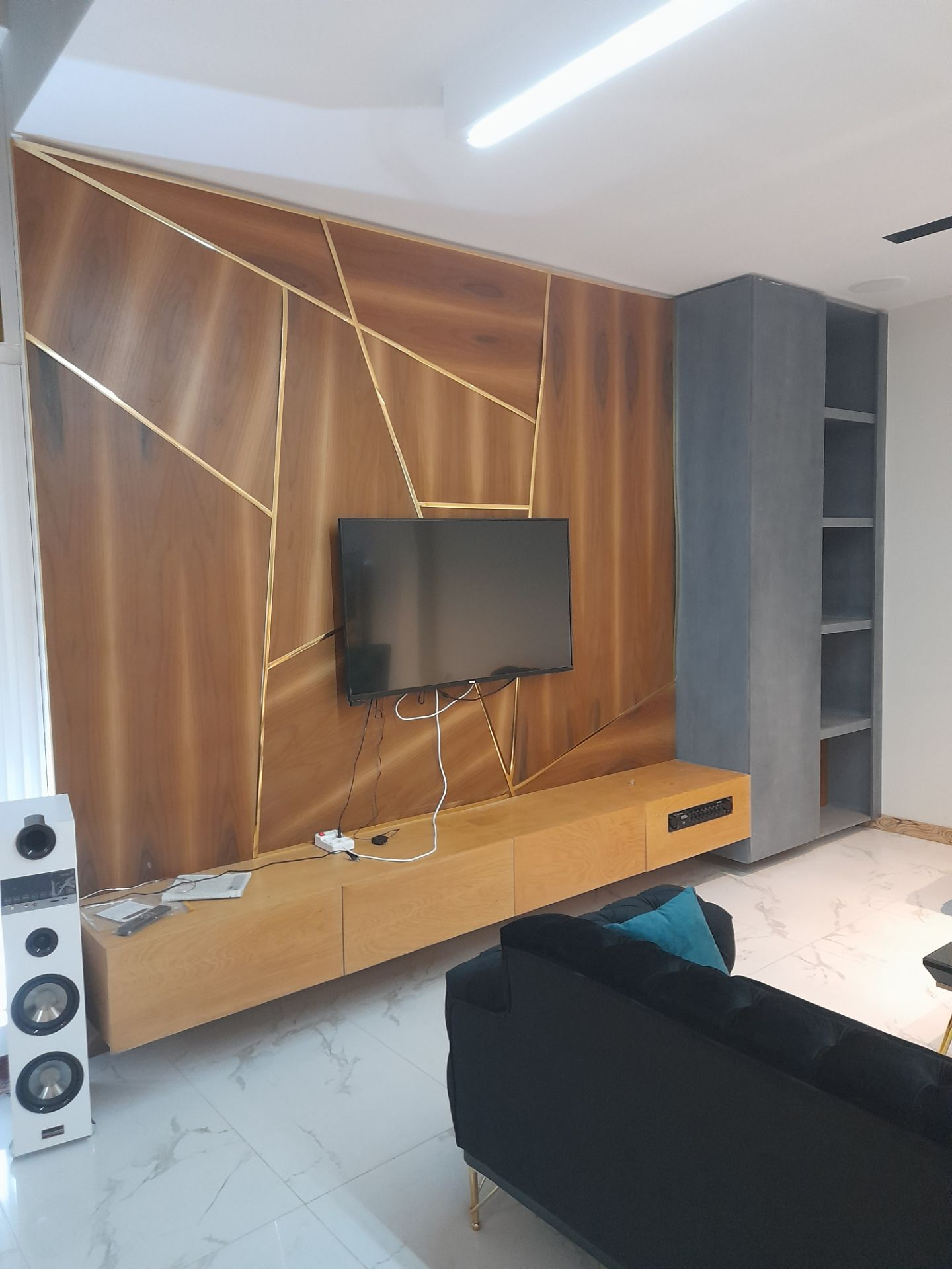 نمونه اجرای تی وی وال مدرن با متریال ترمووال در کرج