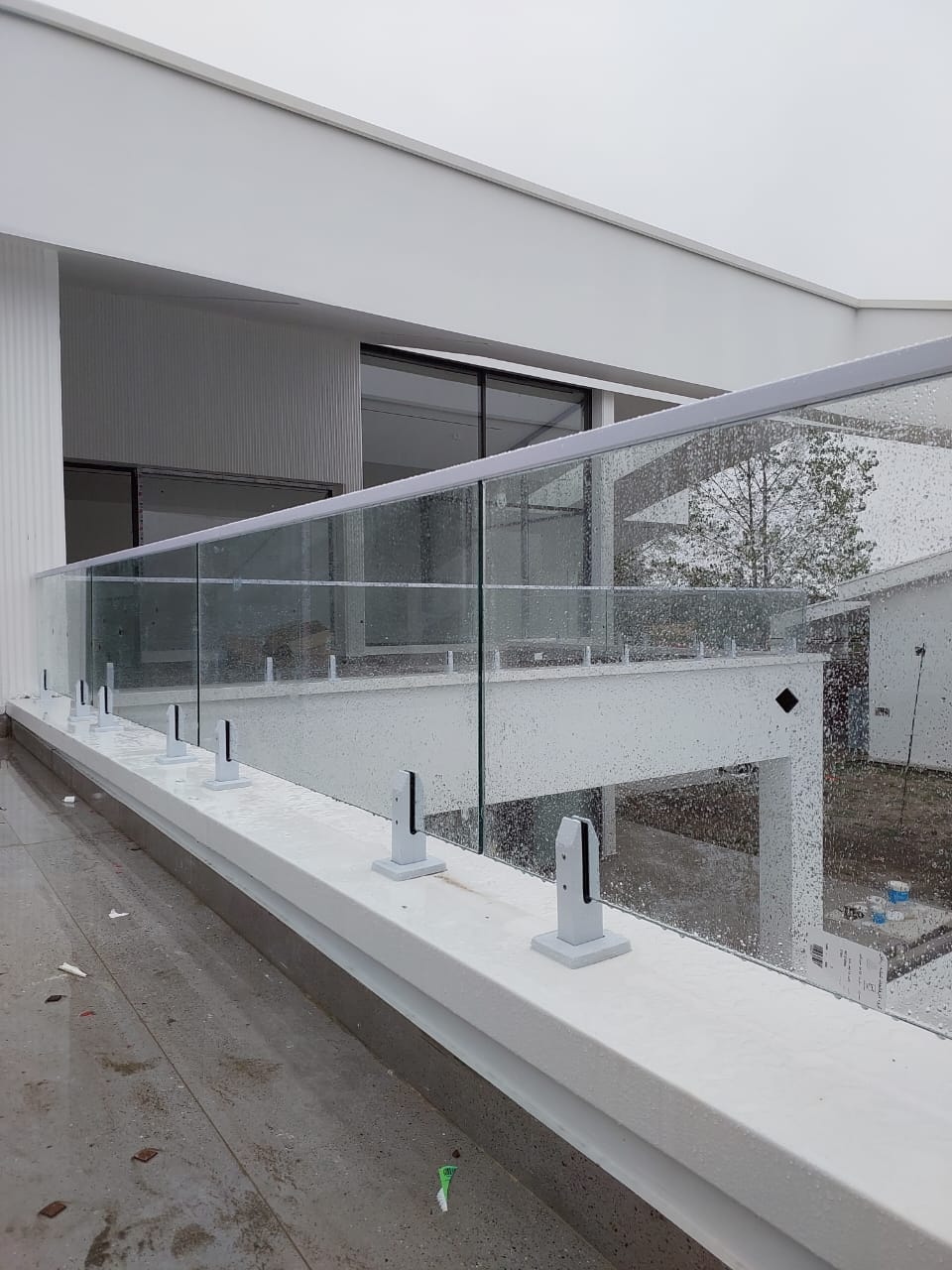 اجرای نرده شیشه ای