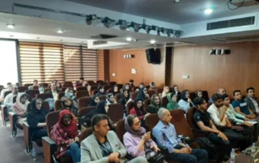 جلسه طوفان فکری برای ایده‌پردازی، حل مسئله و برنامه‌ریزی گروهی
