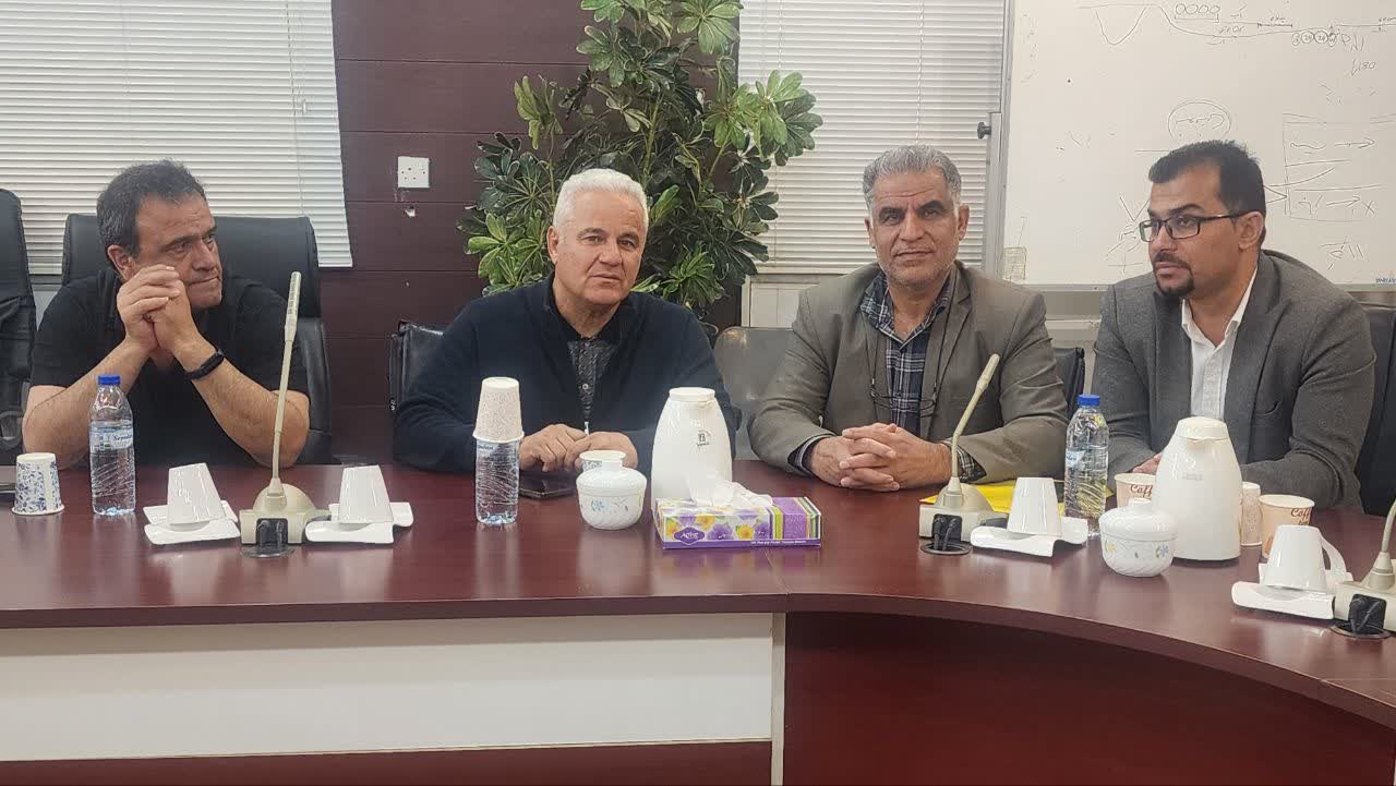 جلسه هیات مدیره باشگاه فوتبال شهرداری بندر ماهشهر با مربی تیم آقای فرشاد پیوس (مهندس یوسف حیدری)