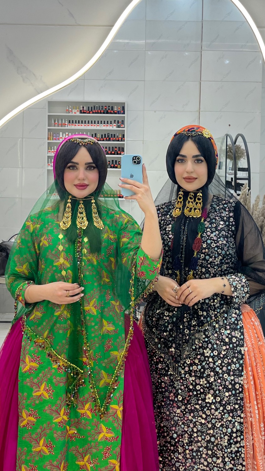 میکاپ حرفه ای همراه با اجرای زلف محلی و اصیل با استفاده از محصولات با کیفیت و مناسب با فرم چهره.