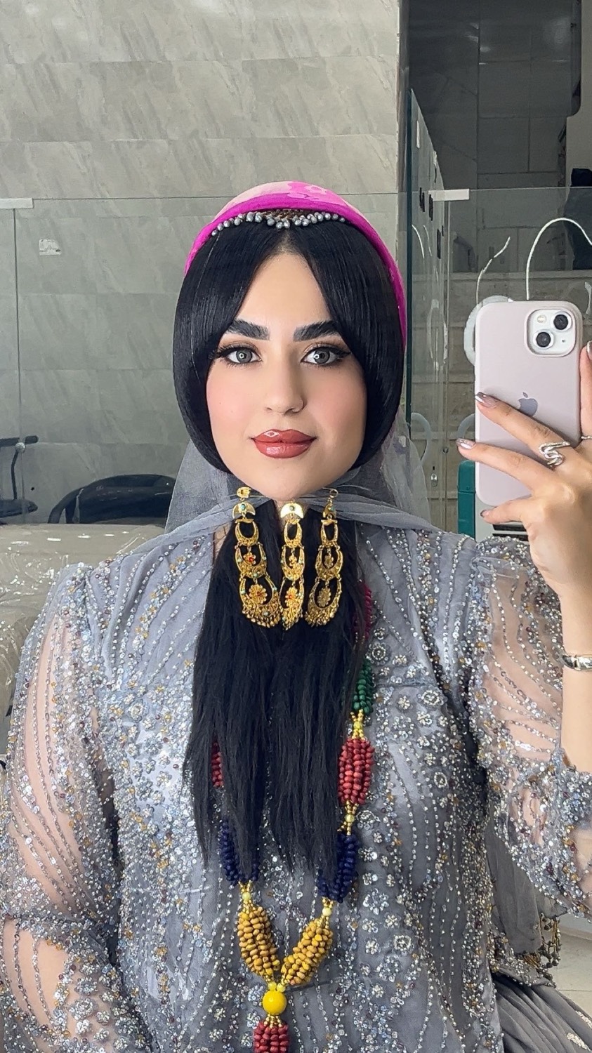 میکاپ حرفه ای همراه با اجرای زلف محلی و اصیل با استفاده از محصولات با کیفیت و مناسب با فرم چهره.
