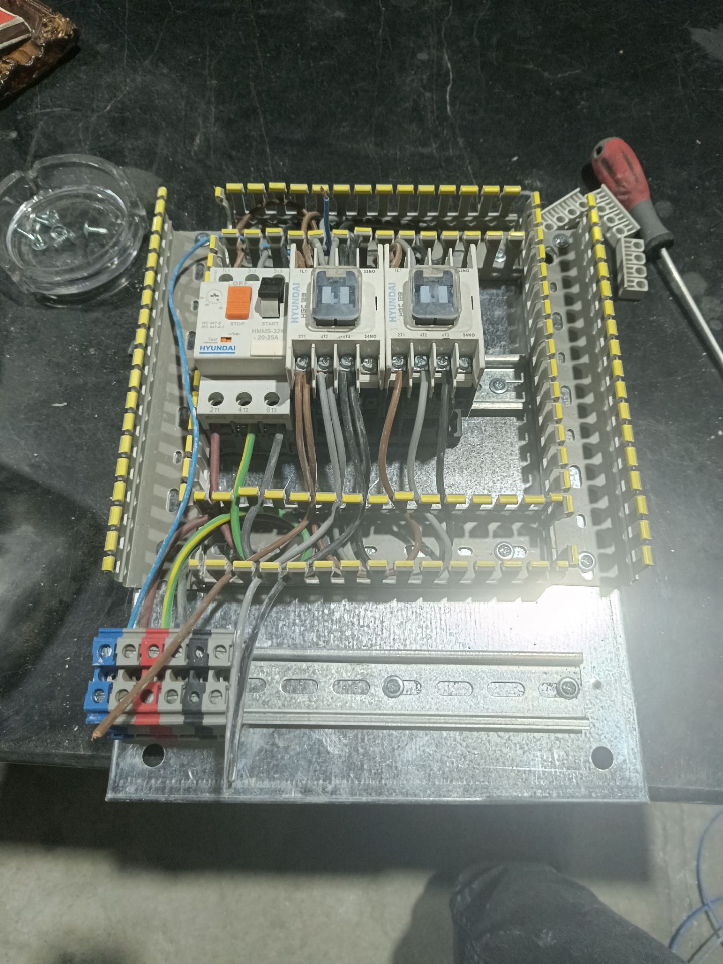 رفع اتصالی برق ساختمان درشرق تهران