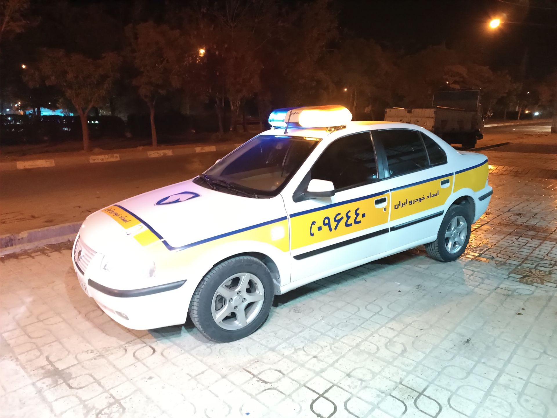 امدادگر خودرو در حال ارائه خدمات تعمیر و امداد در محل