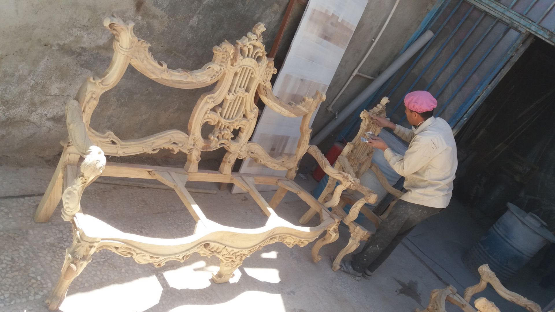 رنگ آمیزی و تعمیرات صنایع چوبی