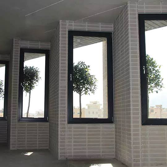 نمونه‌کار نصب پنجره دوجداره و ویترین آلومینیومی برای یک مغازه تجاری در نیشابور