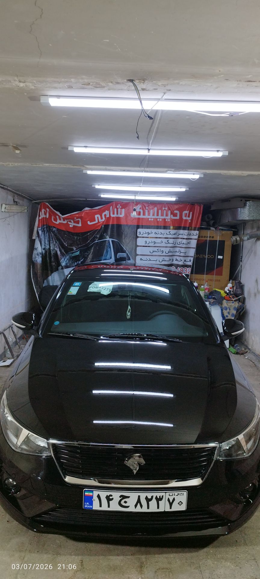 نمونه کار خودرو مشکی با براقیت بالا