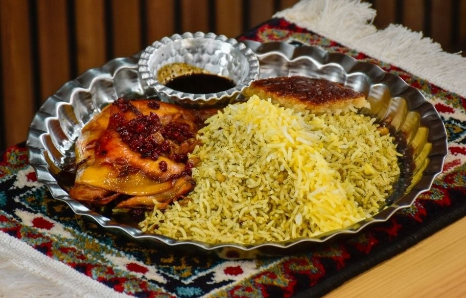 سرو گرم غذای سنتی ایرانی در رستوران ته چین مه چین