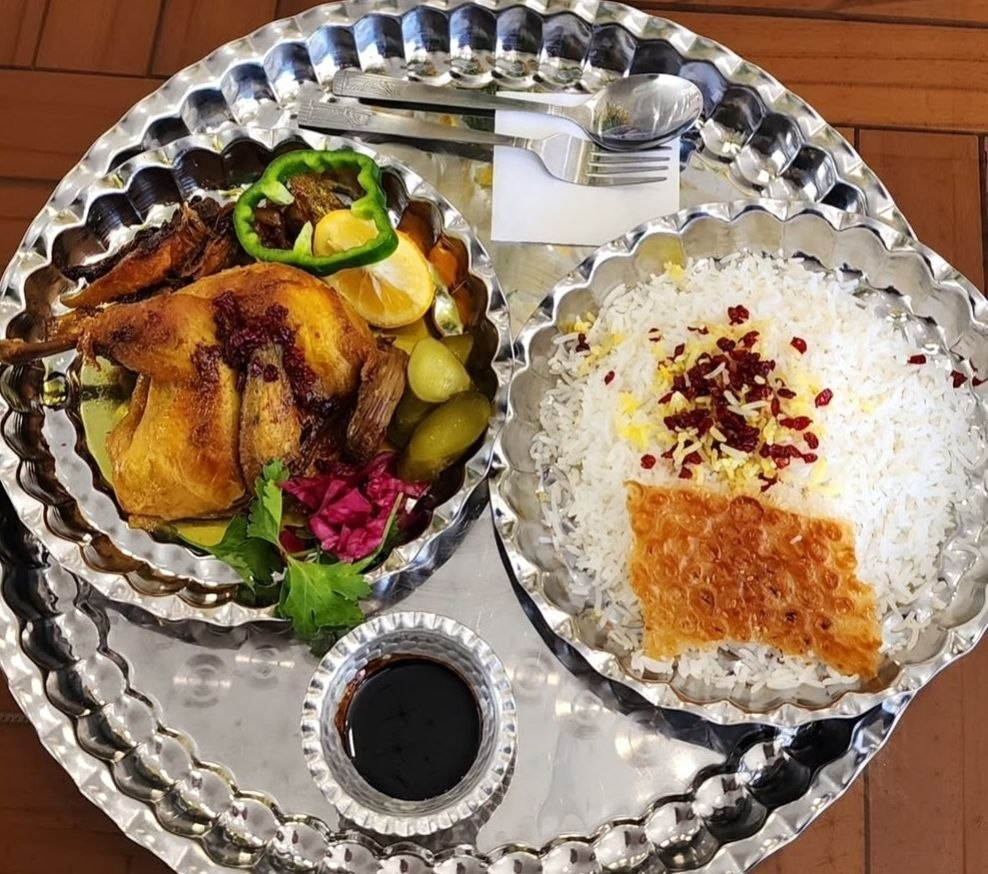 غذای ایرانی با مواد اولیه تازه در رستوران ته چین مه چین