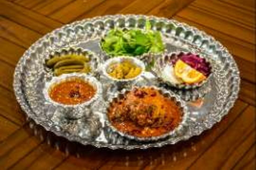 سفره غذای ایرانی در رستوران ته چین مه چین
