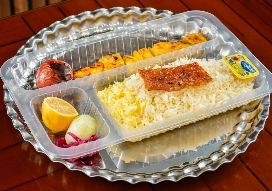 لذت یک وعده کامل غذای ایرانی در رستوران ته چین مه چین