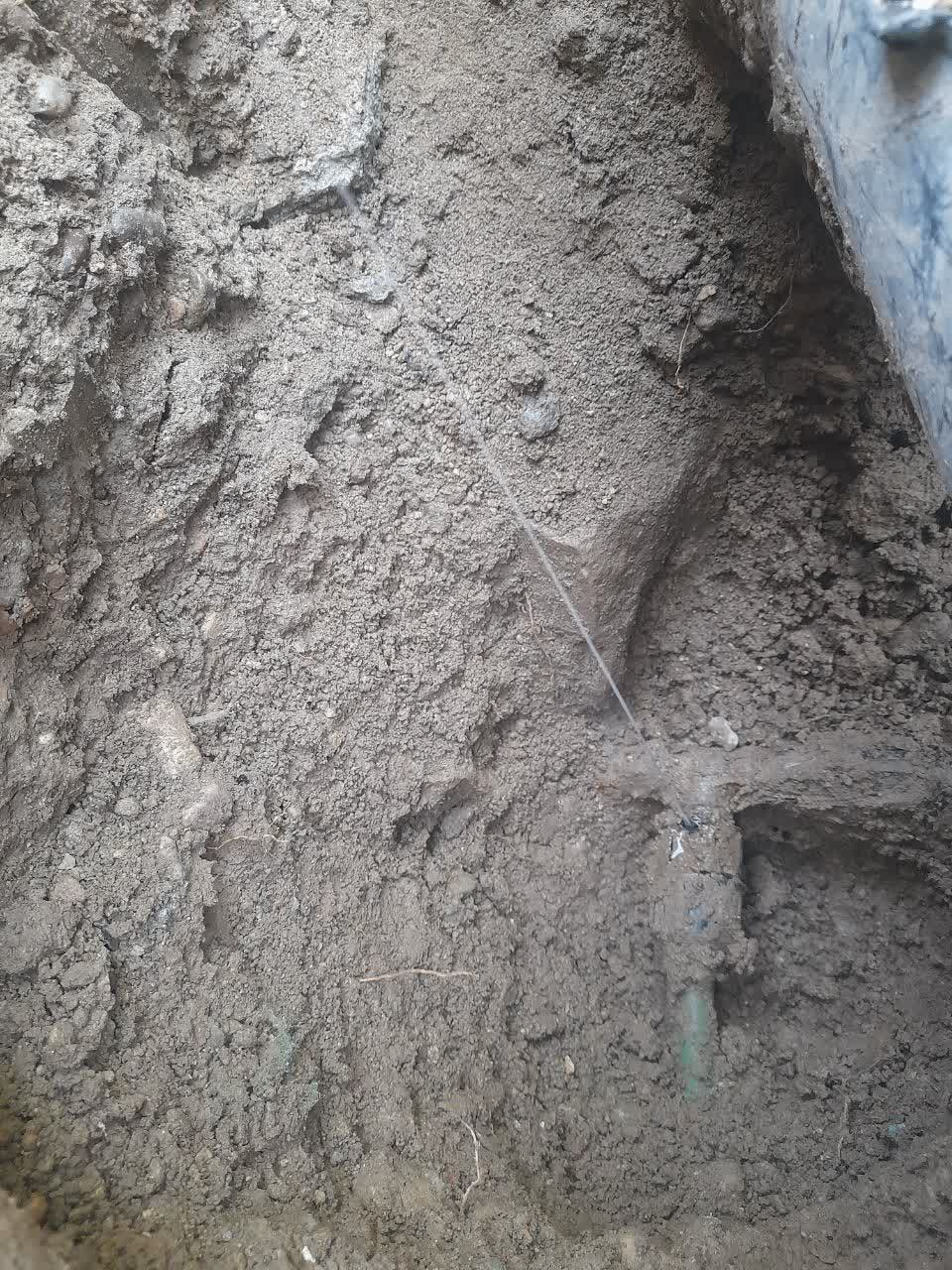 بررسی مسیر لوله و تشخیص محل احتمالی نشتی آب در ساختمان