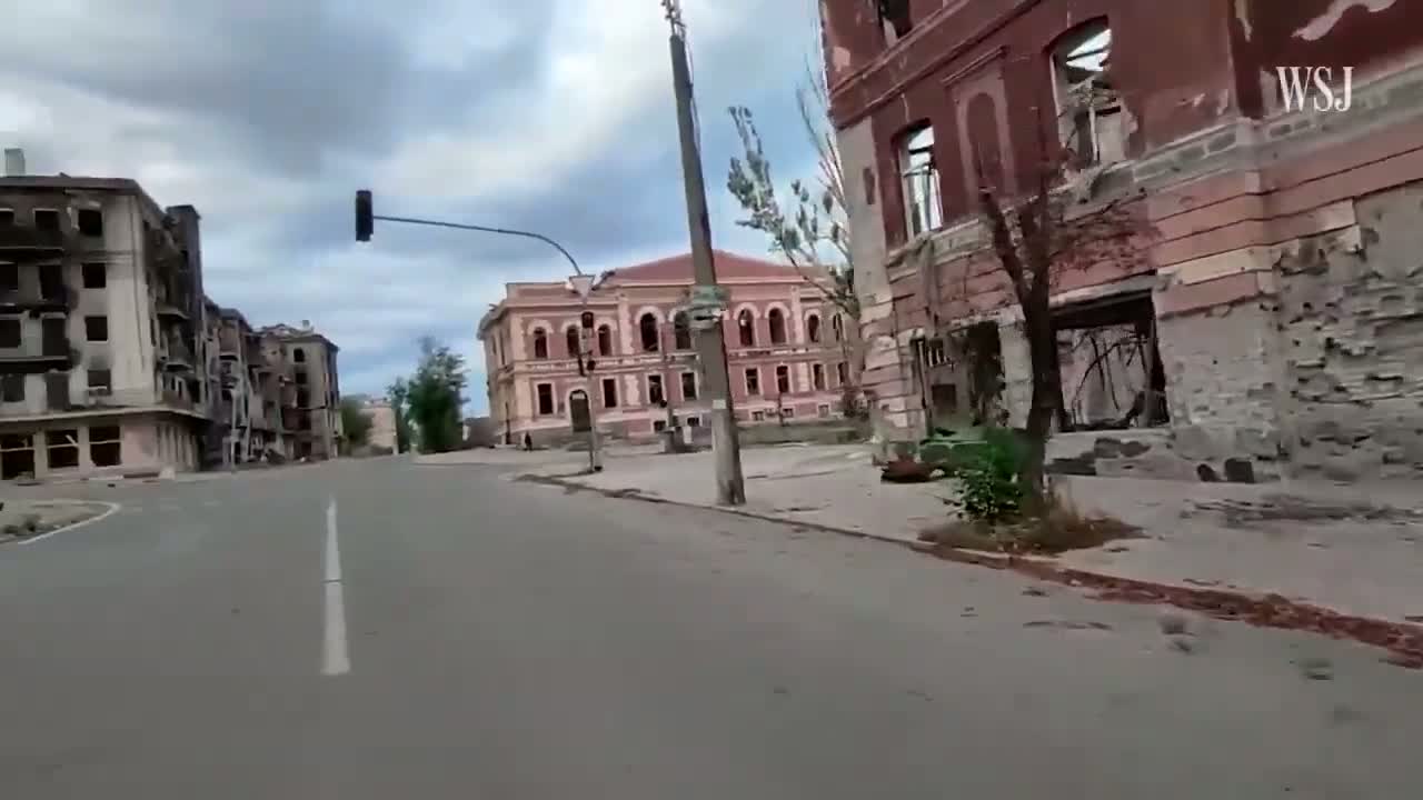 پوستر جنایات وحشتناک پوتین و ارتش روسیه در ماریوپل اوکراین نسل...