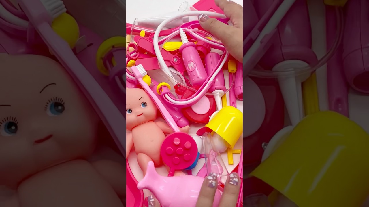 پوستر رضایت‌بخشی با باز کردن اسباب‌بازی‌های جذاب به صورت ASMR