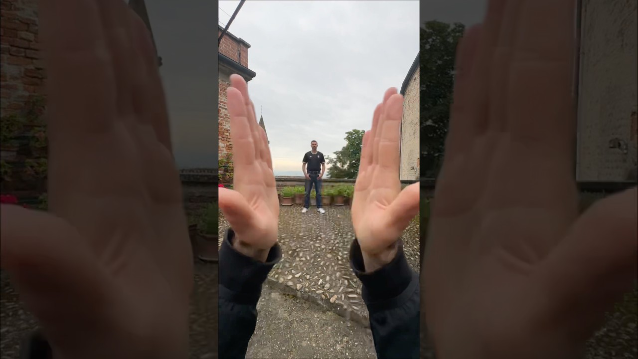 پوستر به دنبال طراحی شیک بروید 🎩