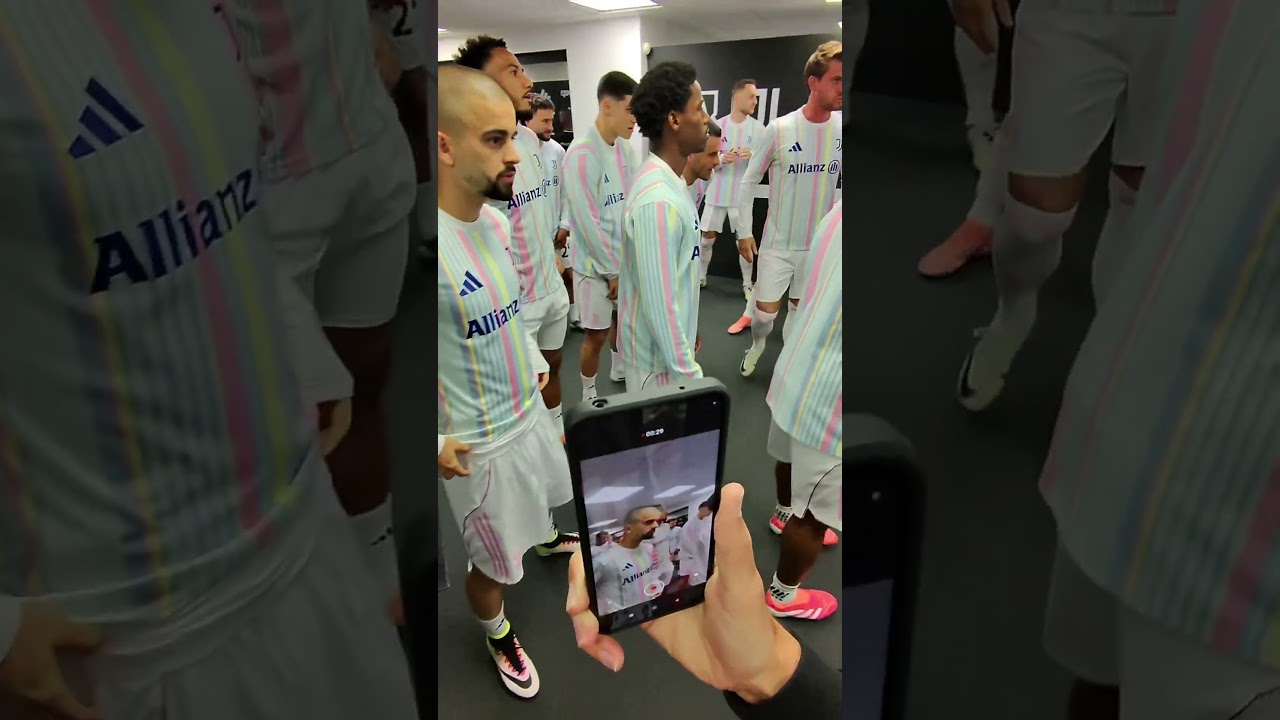 پوستر این بچه بهترین هدیه را گرفت 🥹❤️ فوتبال