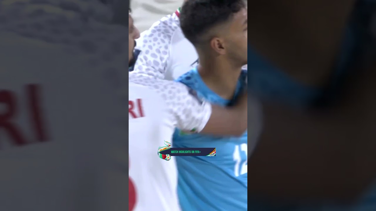 پوستر آنها به یک قهرمان نیاز داشتند... و او دروازه‌بان این کار را...