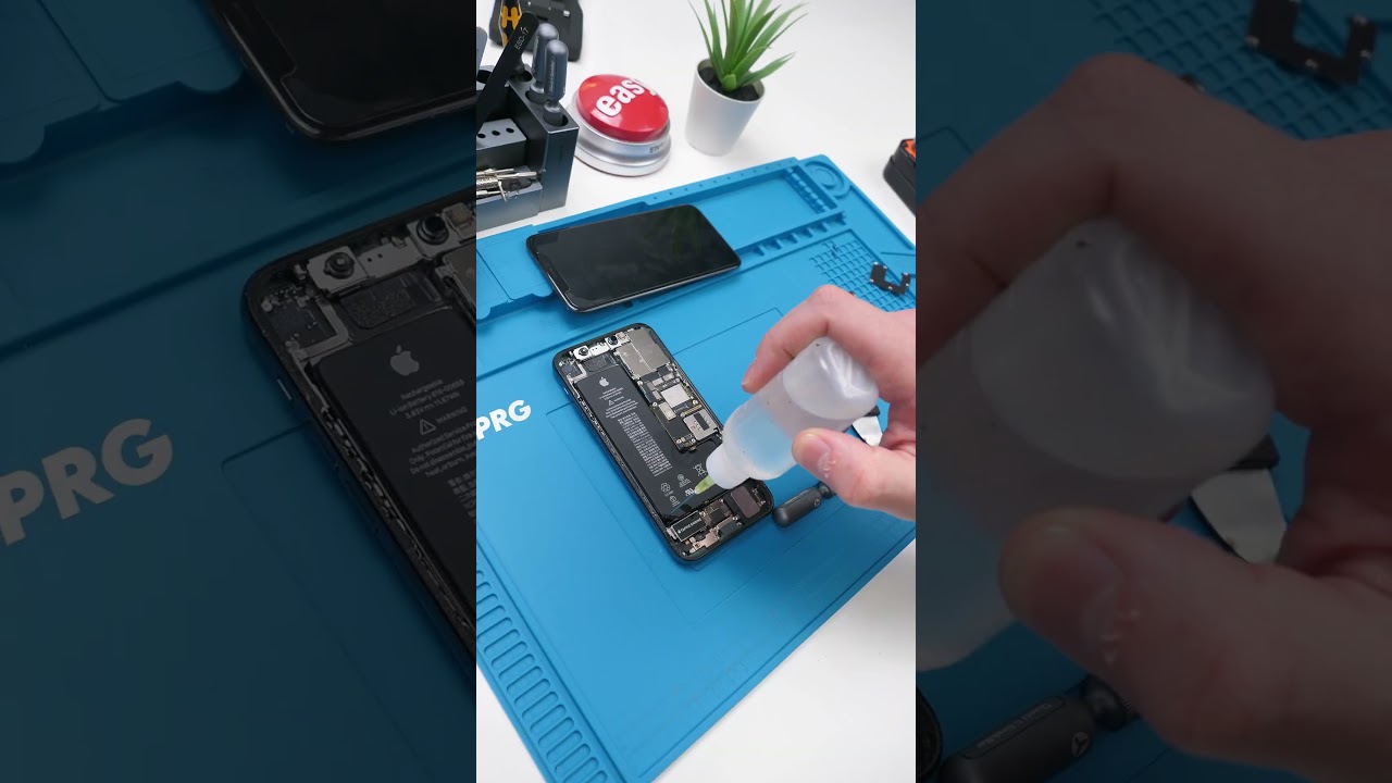 پوستر تعویض باتری طولانی‌ترین آیفون… شورت‌ها