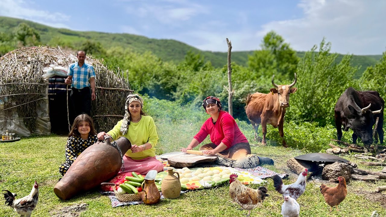 پوستر زندگی کوچ‌نشینی در ایران دوشیدن شیر گاو و تهیه کره خانگی