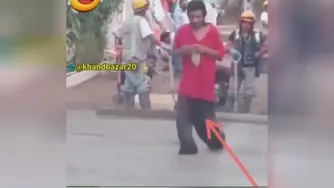 مرض داره یا حواسش نبود😂😂😂😂