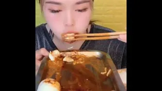 چقدر میخوره😳