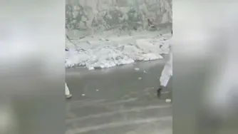 سرسره بازی روی یخ رودخانه چه حالی میده