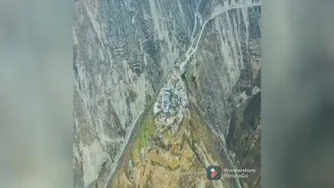 شهری زیبا روی قله کوه