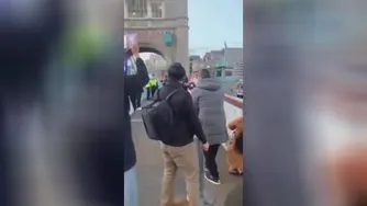 اذان توسط موذن خانه خدا بر فراز رود تایمز لندن به درخواست ملکه انگلیس