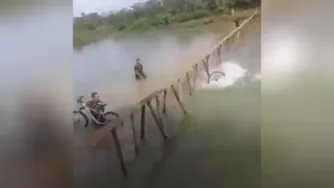 دیدنی. خطرناک. دوچرخه سواری روی ریل بروی آب رودخانه