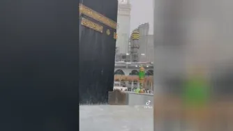 باران رحمت الهی بر فراز خانه کعبه قبله مسلمانان در شب لیله القدر