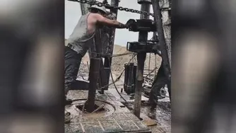 تلاشگران حفاری چاه نفت