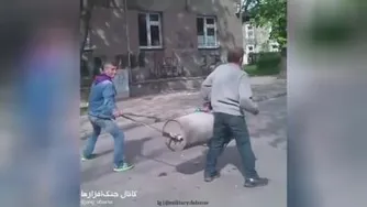 با سطل آشغال توپ دستی درست کردن 😳 خود شو هم پرتاب کرد 😂 عالیه 👌