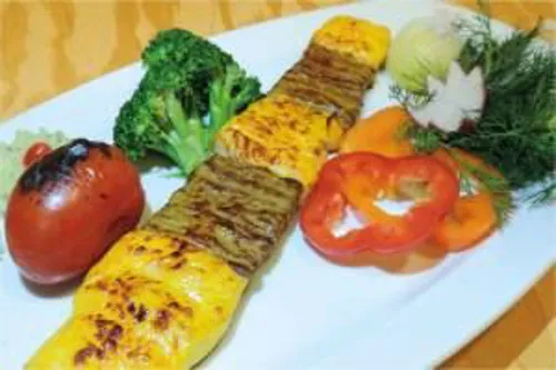 چلوکباب بختیاری ۴۷۳/۰۰۰ تومان ١۵٠ گرم فیله راسته گوسفند ١۵٠ گرم فیله مرغ ٣۵٠ گرم برنج پخته شده ایرانی کشت دو