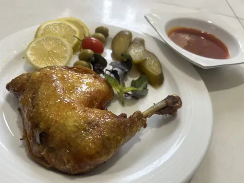 زرشک پلو با مرغ ران سرخ شده با سس سراشپز ۱۸۵/۰۰۰ تومان&nbsp;