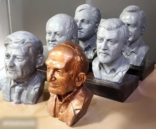 پیشکسوتان و افراد فرهیخته