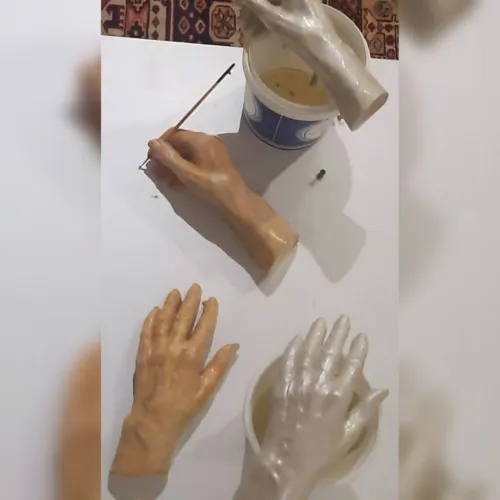 دست گچی و پلی استری رنگ شده برای سر خاک هنرمند