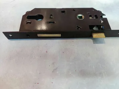 نصب انواع قفلهای بدنه
بعضی اوقات باز نکردن قفل مربوط به قفل بدنه که داخل کوم در رفته میباشد که وقطی کلید را داخل قفل میکنیم قفل نمیچرخد ایراد از توپی قفل نیست ایراد از قفل بدنه میباشد که باعث نچرخیدن قفل میشود که