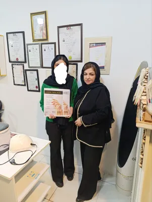 اهدا مدرک کاشت ناخن به هنرجو در مشهد