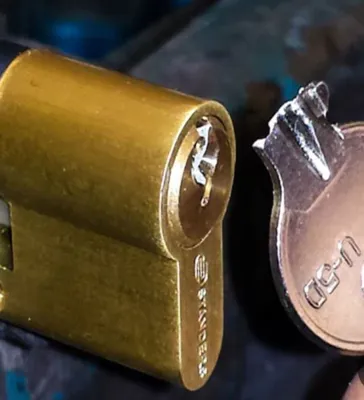 شکستن کلید داخل قفل یک امر طبیعی میباشد همیشه مردم با آن دق دست دارن وقطی کلید داخل قفل شکسته شود دیگر نمیتوان قفل بازکرد و داخل خانه شود
ما درکنار شما هستیم به طور شبانه روزی
فقط کافیست باما تماس بگیرید اعزام تیم متخصص ما کمتراز ۲۰دقیقه به سرتاسر شهر مشهد درکنار شما هستیم
۰۹۳۵۸۴۵۱۳۷۸