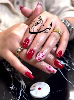 کاشت ناخن با طرح گل در اصفهان