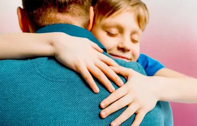 👩👦 نیاز عاطفی کودک 👨🏫 آب، نور خورشید، هوا و مواد مغذی نیازهای اساسی برای زندگی گیاه هستند. به همین صورت، انسانها نیز باید نیازهای عاطفی اساسیشان تأمین شود تا به سلامت روانی و عاطفی برسند. پژمردگی برگها اولین علامت اختلال رشد گیاه است، همین طور وقتی نیازهای عاطفی کودک تأمین نمی شود، منجر به طیف وسیعی از ناکارآمدیها در زندگی آینده وی خواهد شد. تأمین نیازهای عاطفی اساسی یک نکته یا پیشنهاد جالب برای رفتار بهتر در فرزندپروری نیست، بلکه لازمه قطعی پرورش فرزندان شاد و سالم است. . ✍️ نیازهای عاطفی کودکان و نوجوانان چیست؟ 1️⃣ در دسترس بودن والدین و توجه به خواستههای کودک 2️⃣ احساس دیده و شنیده شدن (والدین به حرفهایشان گوش دهند، نه اینکه فقط نصیحت کنند). 3️⃣ احساس امنیت (بدانند حتی اگر اشتباه کنند، طرد نمیشوند). 4️⃣ محبت بیقیدوشرط (بدون اینکه به عملکرد تحصیلی یا رفتارشان وابسته باشد). 5️⃣ استقلال کنترلشده