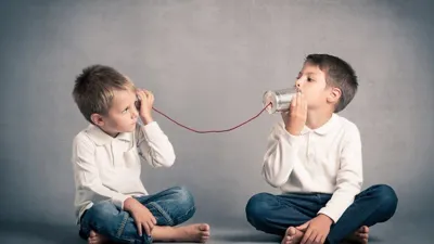 💟 هنر دیدن و شنیدن کودک
👨🏫 گاهی کودکان فقط نیاز دارند دیده و شنیده شوند، نه نصیحت، نه قضاوت، و نه راهحلِ فوری.
❓چگونه?
🔹 با تایید احساساتشان شروع کنید:
میدانم الآن خیلی عصبانی هستی… طبیعی است که چنین احساسی داشته باشی.
🔹گاهی فقط سکوتِ همراه با حضور شما، امنترین فضاست. با تکاندادن سر یا واکنشهای سادهای مثل آهان یا میفهمم به او نشان دهید که تماموجودتان را به او سپردهاید.
💡یادمان باشد:
کودکان با احساساتِ شنیدهشده، خودشان راهِ آرامش را پیدا میکنند👶🏻