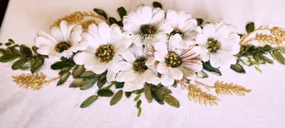 گل دوزی روی پارچه